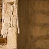 ...e cavi che pendono dal soffitto sono l'inevitabile risultato di decenni di abbandono